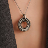 Structure Circle Necklace - M model